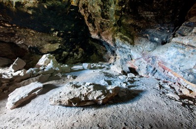 Photo taken of the lovelock Cave interior, Nevada, 2013. (Wikimedia Commons)